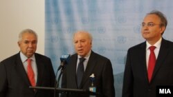 Медијаторот на ОН во спорот за името меѓу Македонија и Грција Метју Нимиц, македонскиот преговарач во спорот Зоран Јолевски и грчкиот преговарач Адамантиос Василакис.