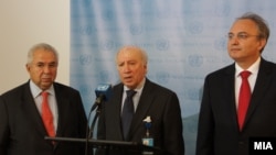 Медијаторот на ОН во спорот за името меѓу Македонија и Грција Метју Нимиц, македонскиот преговарач во спорот Зоран Јолевски и грчкиот преговарач Адамантиос Василакис.