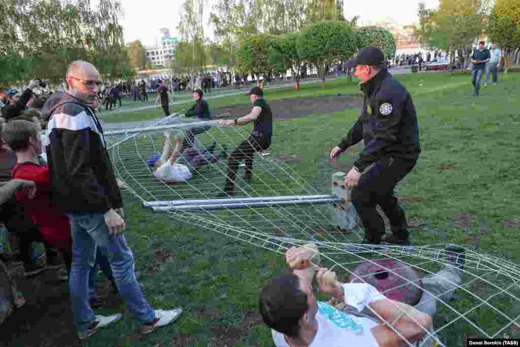 РУСИЈА - Полицијата се судрила со демонстрантите на протестите против плановите за изградба на црква во градот рускиот град Екатеринбург. До судирите дошло кога демонстрантите се обиделе да ја отстранат заштитната ограда околу просторот за изградба на црквата. Демонстрантите бараат да не се пренаменуваат парковите и игралиштата во плацеви за друг вид објекти.