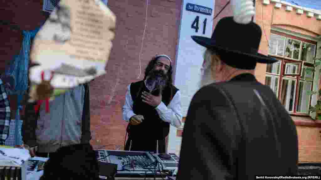 Hasidic DJs keep the New Year beats coming.