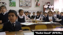 Ruske škole često su druga opcija za roditelje s prosječnim primanjima u Tadžikistanu koji si ne mogu priuštiti da svoju djecu šalju u privatne škole.