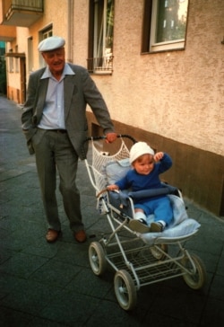 Барыс Кіт з Тамарыным унукам Аляксандрам. 1986 год
