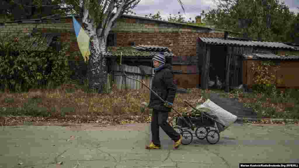 Жителька села Опитне, 60-річна Тетяна, звозить дрова, аби згодом приготувати їжу. Село Опитне, Донецька область, 3 жовтня 2017 року ПЕРЕГЛЯНЬТЕ ФОТОГАЛЕРЕЮ