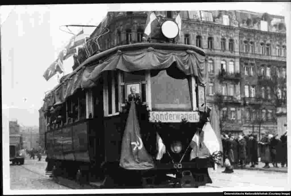 Steagul austriac și cel cu sovietic flutură pe un tramvwi cer trece un pod reparat din centrul Vienei 1946.