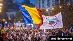 Участники демонстрации в Бухаресте требуют предоставить румынам за границей право голосования во втором туре выборов президента. 