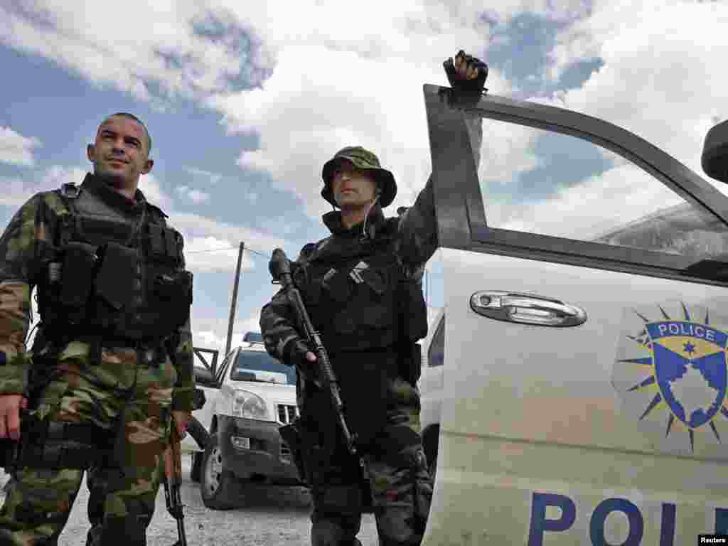 Косовската полиција во близина на Митровица
