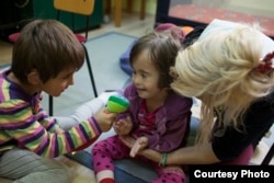 Copil din România ajutat de Sense International