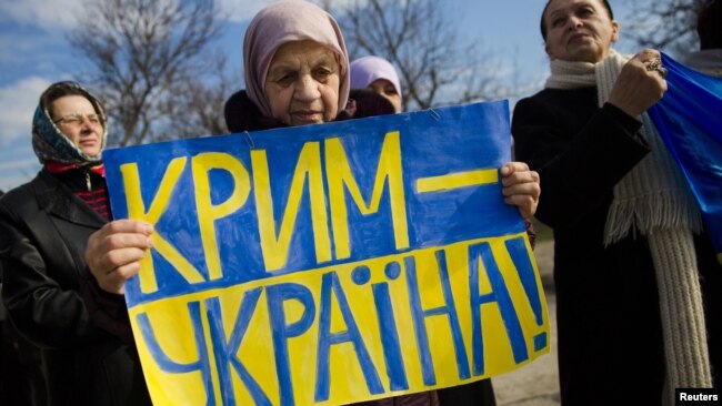 Женщины протестуют против оккупации Крыма Россией. Симферополь, март 2014 года
