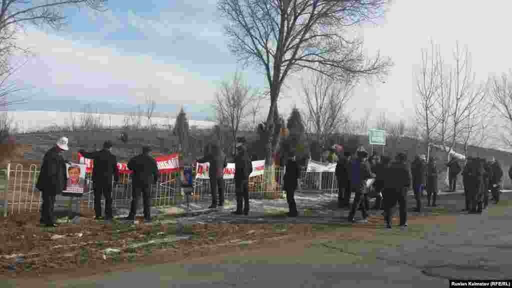 Ақсы оқиғасын еске алу шарасында саяси талаптар да қойылды. Жергілікті билік пен құқық органдары өкілдері қазір&nbsp;үстінен &quot;коррупция&quot; және &quot;алаяқтық&quot; баптары бойынша қылмыстық іс қозғалып, тергеу кезеңінде абақтыда отырған бұрынғы парламент депутаты, опоозициялық &quot;Ата Мекен&quot; партиясының мүшесі Дүйшөнкул Чотоновты босатуды талап еткен жазуларды алып тастады