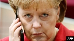 Илустрација: Германската канцеларка Ангела Меркел зборува на телефон
