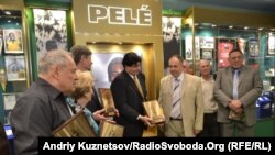 Під час відкриття музею Пеле в Луганську 2 червня 2012 року. У центрі – посол Бразилії в Україні Антоніу Фернанду Крус ді Меллу (л) і засновник і власник музею Микола Худобін (п)