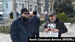 Муртазали Гасангусенов пытается добиться справедливого суда для убийц его сыновей 