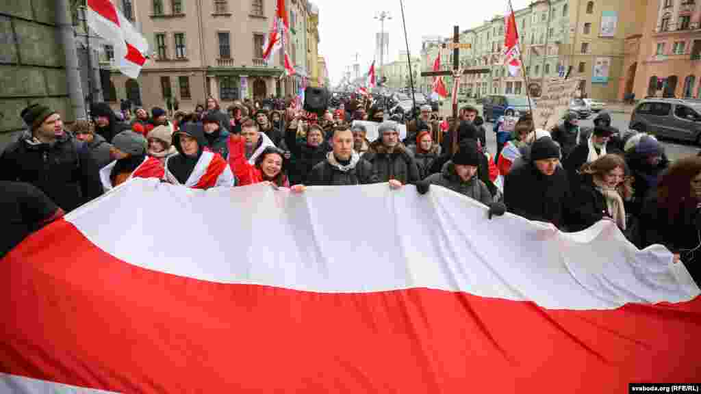 Participanții la acțiunea de protest din Minsk de pe 7 decembrie 2019 au trecut în marș neautorizat prin centrul orașului. Coloana, în care erau în jur de o mie de oameni, mergea pe trotuare, respectând regulile de circulație.&nbsp;