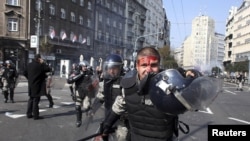 Policajac povređen u neredima u Beogradu 10. oktobar 2010