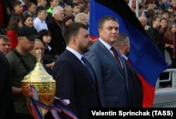 Liderul din Donețk Denis Pușilin (stânga) și cel din Luhansk Leonid Pasecinik