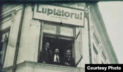 Léon Algazi la redacția ziarului „Luptătorul” (Foto: prin curtoazia iemj.org)