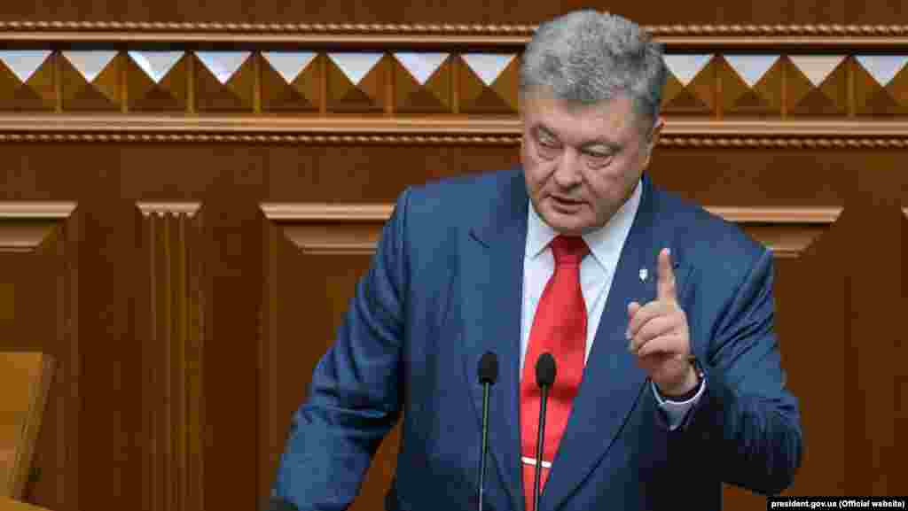 УКРАИНА - Украинскиот претседател Петро Порошенко изјави дека постои ризик од олеснување на меѓународните санкции наметнати кон Русија. Во неговото годишно обраќање пред Парламентот за домашната и надворешната политика на Украина, Порошенко предупреди правењето отстапки кон Русија пред да го и го врати на Украина Полуостровот Крим, ќе биде пораз за меѓународното право.