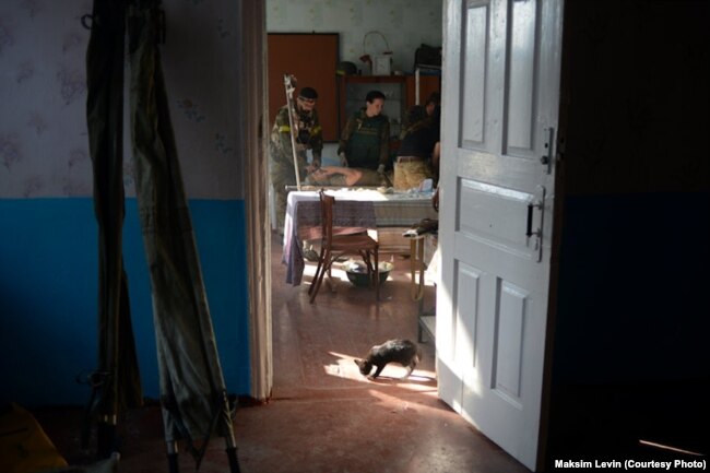 Медики "Донбасса" оказывают помощь раненому в импровизированной операционной в одном из подсобных помещений школы. Иловайск, 25 августа 2014 года. Фотограф Максим Левин