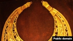 Золота скіфська пектораль, 4 століття до нашої ери. Знайдена в кургані «Товста Могила», Дніпропетровська область