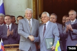 Борис Ельцин и Леонид Кравчук в Ялте после подписания договора о Черноморском флоте - август 1992 года
