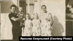 Семья Сивульских, Павел держит на руках Ярослава. Армавир. 1969 г.