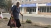 O pensionară din Tiraspol, lângă o policlinică