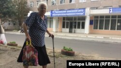 O pensionară lângă o policlinică din Tiraspol