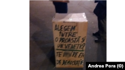Cutia de carton a protestatarului din fața BCU