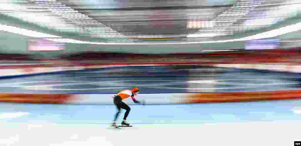 Silver-medalist Sven Kramer of the Netherlands in action during the men&#39;s 10,000-meter speed-skating, in which his compatriots Jorrit Bergsma and Bob de Jong won the gold and bronze medals. (epa/Hannibal Hanschke)