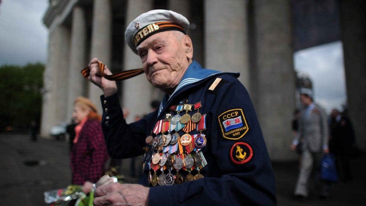 russia victory day man with picture