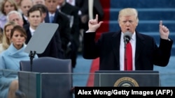 Președintele Donald Trump pronunțînd discursul inaugural