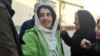خانم محمدی در برابر زندان اوین؛ عکس از بایگانی