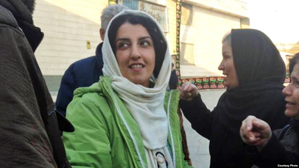 خانم محمدی در برابر زندان اوین؛ عکس از بایگانی