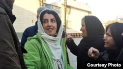 İran hüquq müdafiəçisi, Narges Mohammadi Evin həbsxanasının qabağında