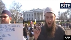 Захари Адам Чессер, обвиняемый в связях с группировкой "Аль-Шабааб", выступает перед Белым домом в Вашингтоне.
