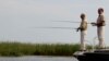 Проблемы рыболовов-любителей не должны оставить равнодушными российских лидеров. На снимке (слева направо): премьер-министр Владимир Путин и президент Дмитрий Медведев рыбачат на Волге)