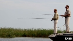Владимир Путин и Дмитрий Медведев на рыбалке на Волге. Астраханская область, 16 августа 2011 года.