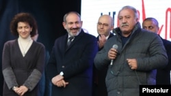 Armenia - Sasun Mikaelian (R) speaks at an election campaign held by Prime Minister Nikol Pashinian in Shirak province, November 26, 2018.