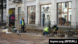 Заміна тротуарної плитки в Сімферополі, 26 лютого 2017 року