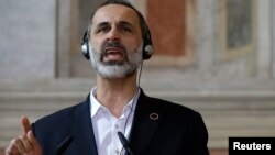 Сурия мухолифатининг сургундаги раҳбари Муаз Ал-Ҳатиб.
