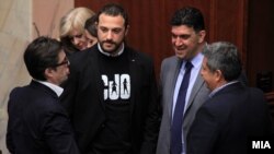 Пратеникот Павле Богоевски носи маица за поддршка на СЈО на конститутивната седница на парламентот