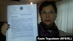 Адвокат Инесса Байдалинова Гузяль Байдалинованы кепілге босату туралы сот шешіміне прокуратураның қарсылық құжатын көрсетіп тұр. Алматы, 30 желтоқсан 2015 жыл.