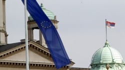 Srbija je status kandidata za članstvo u EU dobila u martu 2012. Pristupni pregovori formalno su otvoreni u januaru 2014, ali od decembra 2021. Srbija nije otvorila nijedno pregovaračko poglavlje. Na fotografiji zastava EU na Narodnoj skupštini Srbije, Beograd, 2. mart 2012.