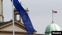 Zastave EU i Srbije na zgradi Skupštine Srbije, mart 2012.