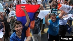 Одна из акций протеста против повышения платы за проезд в транспорте, Ереван июль 2013 г. 
