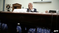 Министр юстиции США Эрик Холдер дает объяснения на слушаниях в Конгрессе
