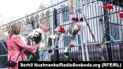 Кияни приносять квіти до посольства РФ в пам'ять загиблих в Санкт-Петербурзі. 4 квітня 2017 року