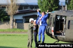 Muhamed Ramović, gradonačelnik Goražda, prilikom skoka iz helikoptera na gradskom stadionu