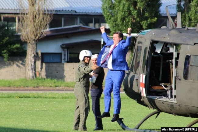 Muhamed Ramović, gradonačelnik Goražda, prilikom skoka iz helikoptera na gradskom stadionu