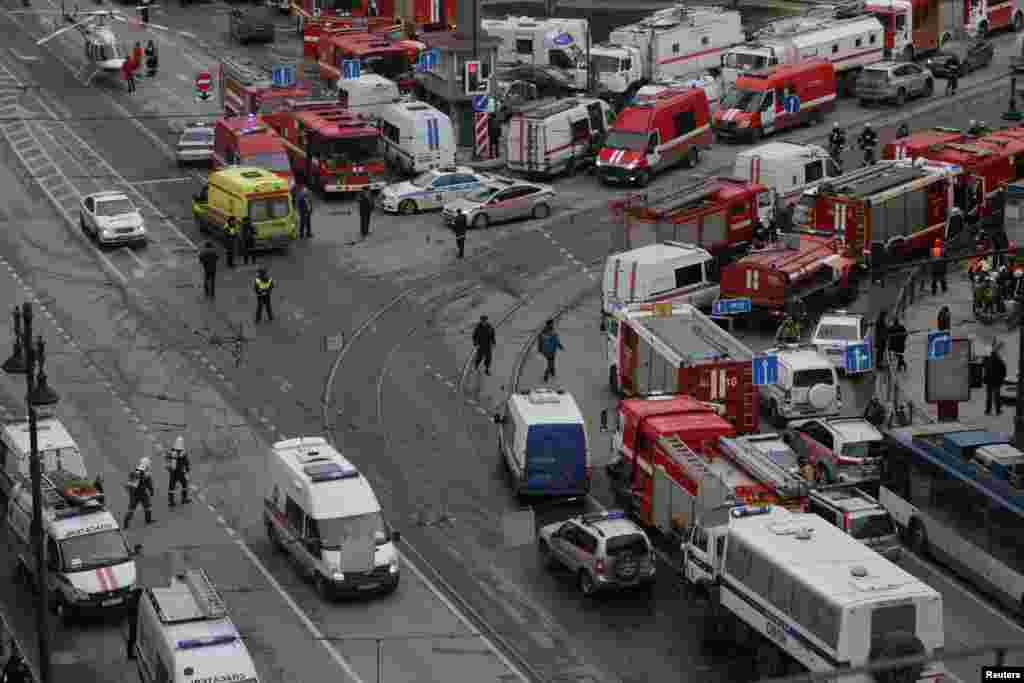 Машины пожарных и спасателей на Сенной площади
